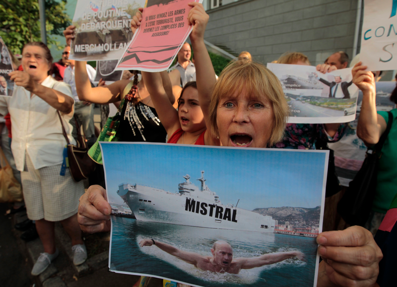 Illustration for article titled Why These Powerful French Assault Ships Might End Up In Putin's Hands